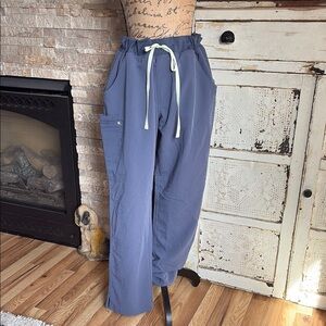 FIGS drawstring cargo style scrub pants 2 hip pockets 2 legs pockets lavender